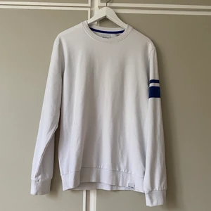 Tröja vintage  - Vit tröja med blå ränder över ena ärmen. Storlek L / passar M (oversized)