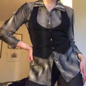 Halterneck väst - Jättefin väst med snygg rygg, bältena på ryggen går att justera större/mindre. Frakt tillkommer :) jag är 174 och har strlk S 