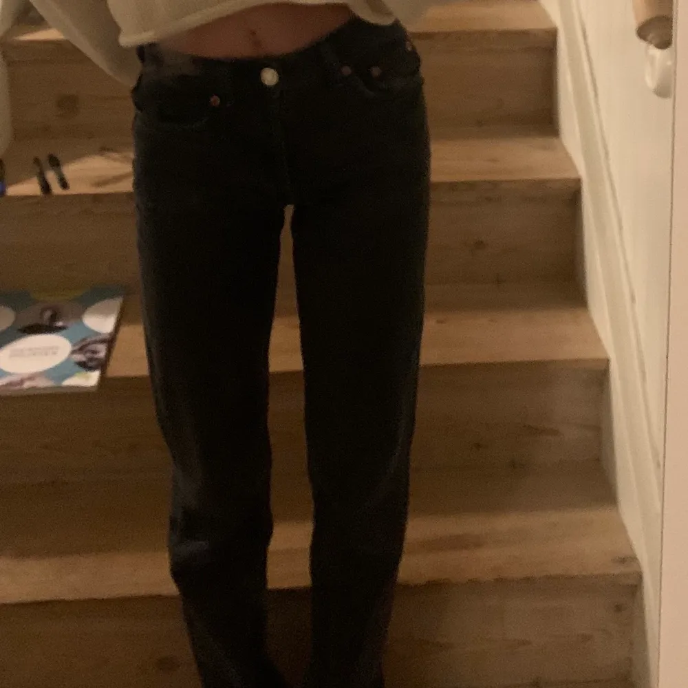 Zara byxor med modellen straight leg-mid rise- full lenght i storlek 32. Byxorna är nästan helt nya, använda endast tre gånger. Dom är lite för små för mig så jag väljer att sälja dom. Jag går även med på att byta mot ett par i storlek 34. Köpare står för frakt! Hör av er vid intresse!. Jeans & Byxor.