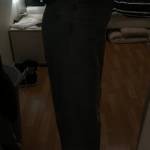 Jeans - Ett par ljusblåa straight jeans. Går ner till hälarna. Jag är 173☺️