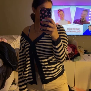 Randig tröja - Säljer denna jättefina randiga tröjan med knappar som är helt oanvänd med prislapp kvar. Nypris 600. Köparen står för frakten💖 skulle säga att den sitter snyggt oversize på en s/m