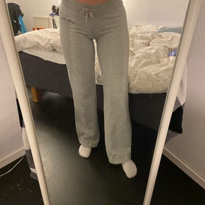 Mjukisbyxor - Sköna mjukisar som endast är använda fåtal gånger! Lågmidjade, gråa, storlek XS men passar mig som är S. Lite noppriga men inget som märks tydligt. Endast swish!