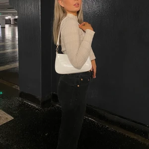 vit handväska  - jätte fin vit handväska med gulddetaljer! 