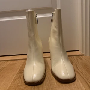 Zara Leatherboots  - Size 35….Ny skick……8 cm högt                                                               Fick den som en present men den passar inte så säljer den vidare 😁.                                                      
