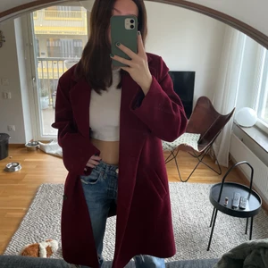 Röd kappa - Supersnygg röd kappa som passar till hösten🧡🧡🧡 Den är i storlek 40 men passar bra på mig som vanligtvis har minsta storleken-32/34. 