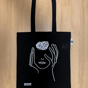 SaveTheDay Tygkasse - Psykisk ohälsa - En ekologisk tygkasse med fairtrade-certifikat som upplyser samhällsproblemet ’psykisk ohälsa’💚  Vi på SaveTheDay UF har tillverkat tygkassar med designs som upplyser om samhällsproblem!  10% av vinsten för varje såld påse går till en organisation som arbetar med kampen mot problemet som du upplyser. I detta fall organisationen Mind🧠  Läs mer om oss på @savethedayuf på både Instagram och TikTok💚