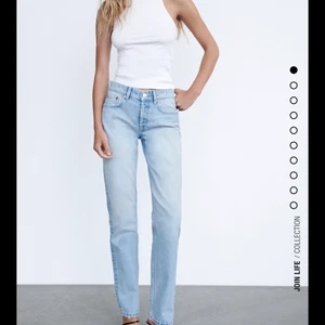 Mid rize Zara jeans - MID RIZE ZARA JEANS storlek 38! Dem är för stora för mig och har likadana i storlek 36!  350kr+frakt