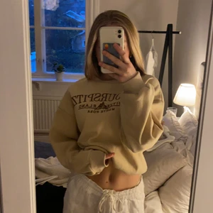 vintage brun sweatshirt - svinsnygg brun vintage sweatshirt från shein💛 jättefin nu till hösten💛 aldrig använd, köparen betalar frakt✨