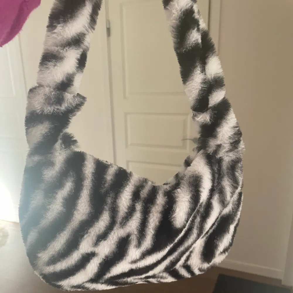 Säljer denna zebra rändiga axelväska som är i bomull material.💕. Laukut & Käsilaukut.