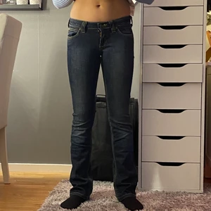 Lee jeans - Dark washed jeans i modellen Maddox. Storleken är ungefär XS och modellen på bilden är 1,66 meter lång. Säljer eftersom de inte kommer till användning.