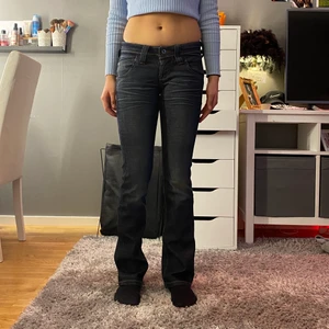 Lee jeans  - Lågmidjade jeans från Lee i modellen maddox. Byxorna är i bra skick, och är mörkblåa, det är lite  urtvättade som ni ser på bilden. Storleken är W25 L31 vilket är ungefär Xs