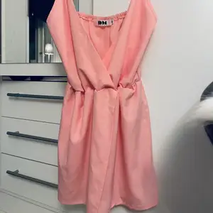 En ljus rosa klänning , tog effekt på den första bilden så man ser bättre att den är rosa