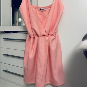 En Vringad klänning från DM retro str Xs - En ljus rosa klänning , tog effekt på den första bilden så man ser bättre att den är rosa