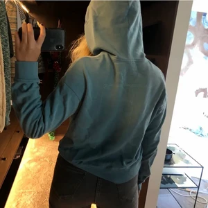 Hoodie  - Blå hoodie från J.Lindeberg 