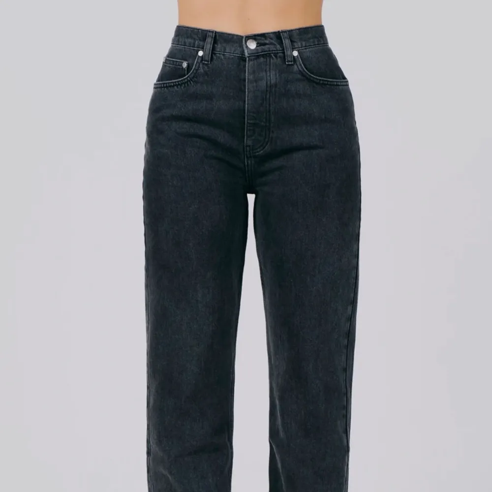 Säljer mina jeans i färgen washed black från alice stenlöfs varumärke Adsgn!! Helt nya, säljes då dom är för stora för mig💕 Storlek M, nypris 699kr. Jeans & Byxor.