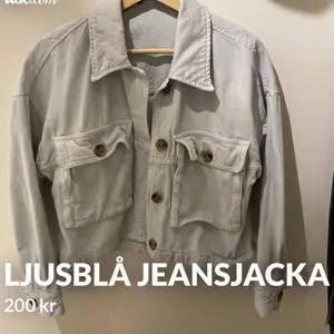 En ljusblå jeansjacka köpt från Zara i Stockholm för 450kr i storlek S. Använt ett fåtal gånger så säljer den nu vidare:))