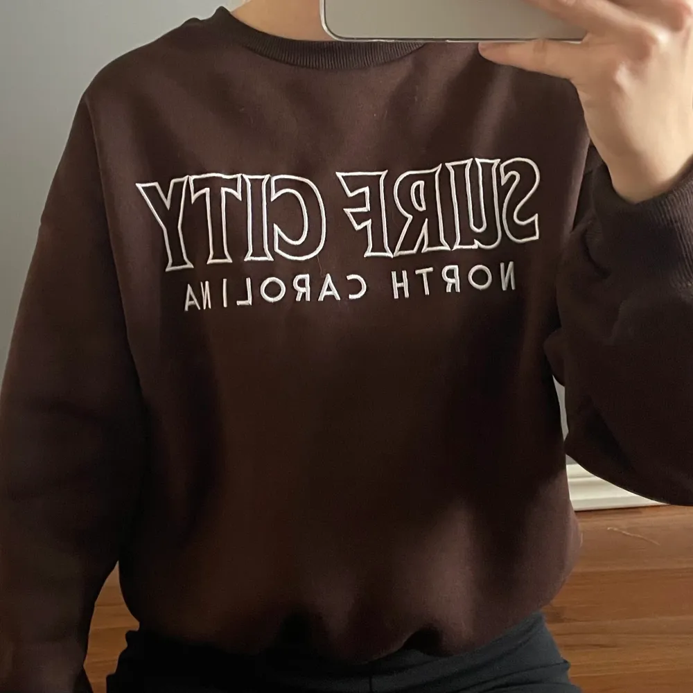 Oanvänd brun sweatshirt från shein. Strl S. Tjockt material och väldigt len inuti. Säljer endast för att jag råka beställa fel färg. Superskön. Frakt 48kr. Tröjor & Koftor.