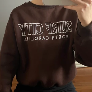 Ny brun sweatshirt strl S - Oanvänd brun sweatshirt från shein. Strl S. Tjockt material och väldigt len inuti. Säljer endast för att jag råka beställa fel färg. Superskön. Frakt 48kr