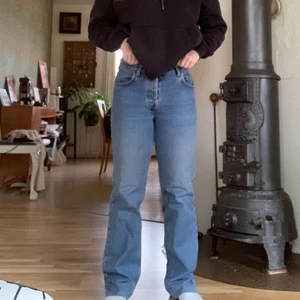 Supersnygga Rifle jeans storlek S! - Jättesnygga blåa jeans från Rifle! Köpta på Humana Göteborg men ändast använda 3 gånger pga för små för mig. Sitter jättesnyggt lågmidjat och formar kroppen! Lite långa på mig som är 160cm men ligger snyggt över en högre sko :) Passar XS & S! 