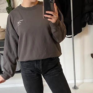 H&M - Grå tjocktröja från H&M lite kortare så den går ner lite längre än naveln 🙂