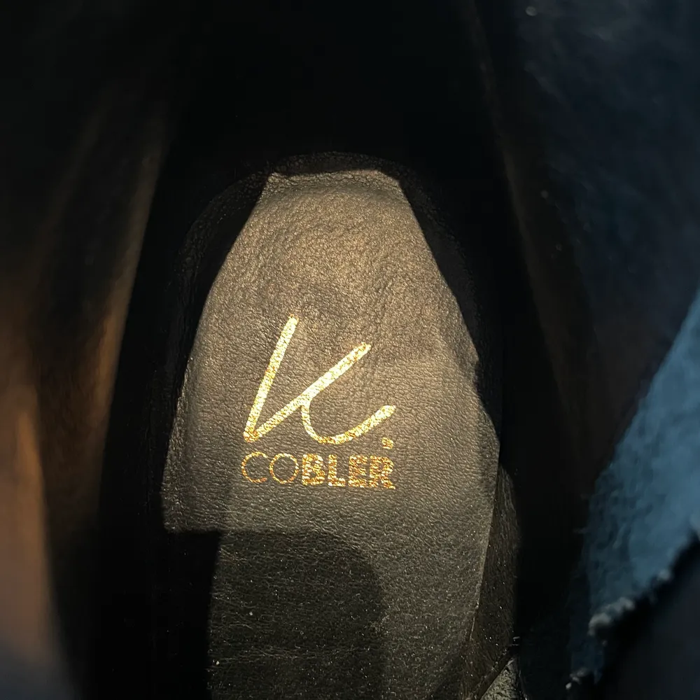 Stövletter i skinn från K.Cobler strl 39, som nya. Klack 10 cm skaft från klack 8 cm. Skor.
