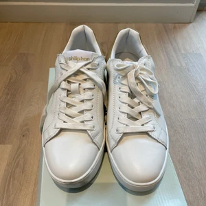 Sneakers skinn från Philip Hog - Sneakers i skinn från Philip Hog, sparsamt använda, strl 40. Nypris 950:-