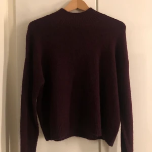 Stickad tröja - Säljer denna lila/ brun stickade tröja i storlek S! Aldrig använd