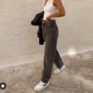 90’s gråa jeans!! - Säljer nu mina snygga gråa jeans i modellen 90’s high waist, från Ginatricot. De är använda ca 3 ggr alltså i nyskick. Storlek 32 men passar även 34.Snyggt långa för mig som är 169 cm lång. Ny pris: 599kr🖤 BUDA!!