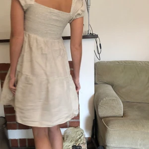 Linneklänning - En ljusbeige klänning från mango i 100% linne. Köptes för typ 700kr💕