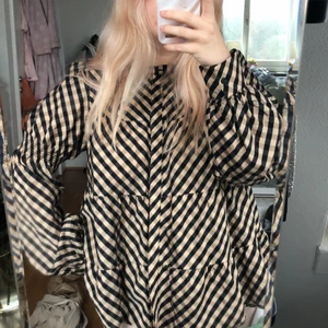 Blus från Levetē room - jättefin blus som knappt är använd (orginaltrogen 899kr💕)