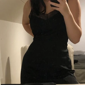 Klänning - Säljer denna fina klänning från primark, swipe för att se detaljer💖