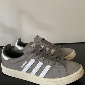 Adidas skor  - Grå/vita Adidas skor i storlek 37 1/3. Använda ett par fåtal gånger, säljer pga kommer inte till användning🤍