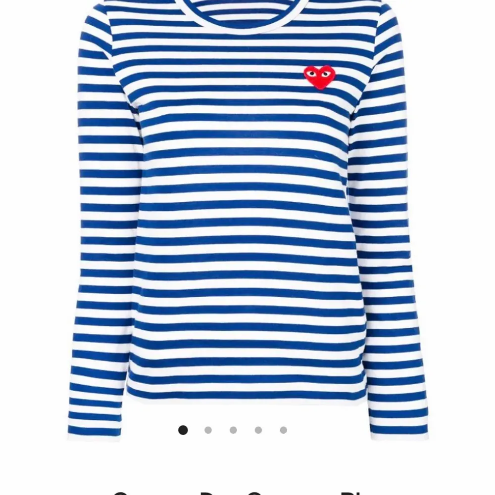 Säljer denna superfina långarmade Como Des Garçons Play tröja. Säljer tröjan p.g.a att den inte kommer till användning. Tröjan har mörkblå ränder och har storleken S. Nypris är 1115kr men säljer den för 500kr. Har flera intresse så blir det budgivning. För direktköp tar jag 600kr + frakt. Vid mer bilder och information så är det bara att kontakta mig <3. Tröjor & Koftor.