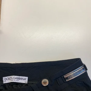 Kostymbyxor - Säljer finaste kostymbyxor men jättefina detaljer då dom inte kommer särskilt mycket till användning längre Från dolce & gabanna, dock osäkert pga köpta på humana men känns väldigt lyxiga i materialet. Storlek S men mindre i storlek så passar likaväl en X utmärkt. Uppsydda av tidigare ägare så lite kortare i längden. Litet hål i fickan och saknar en av knapparna framtill (se sista bilden) men utöver de i fint skick!Köpta för 500kr🥰