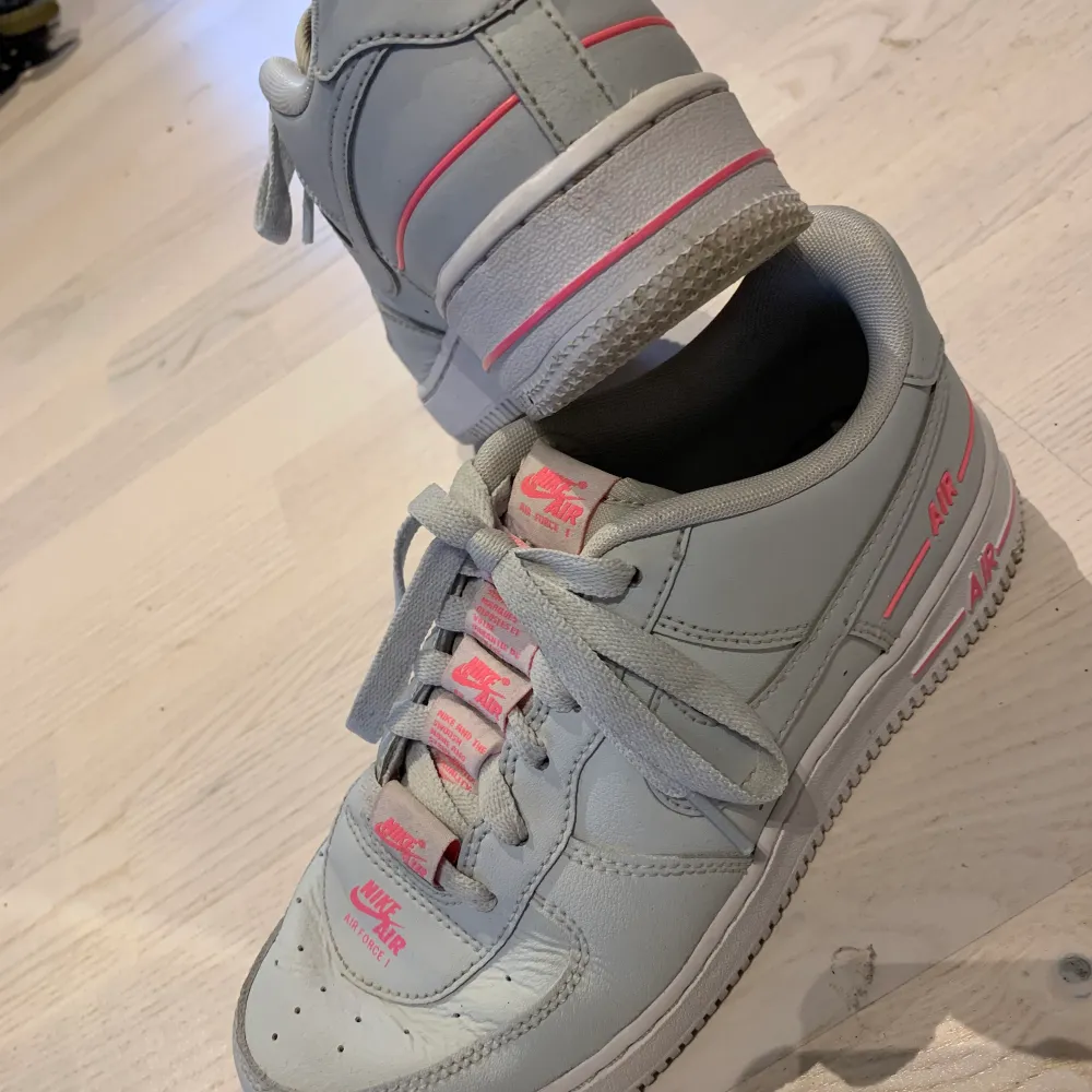 Nike air force 1 i mycket fint skick använda ett fåtal gånger. Stl 37,5. Skor.