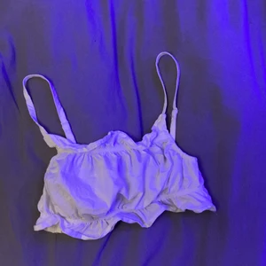 Vitt linne från H&M  - Ett litet vitt linne från H&M i storlek 34. Använd 1 gång och i väldigt bra skick. Köparen står för frakten 