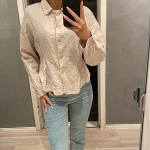 Skjorta/blus storlek S - Jag säljer denna beiga blus/skjorta i linne och bommul från zara, i storlek small. Den är knappt använd☺️ ( Den kommer självklar va nystruken när den skickas)💖