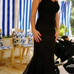 Elegant festklänning  - Festklänning i nyskick, använt några timmar. Storlek 36-38, helsvart med dentelle på bröstet och en dentelle split i bak. Specialsydd av en designer i Dubai.  Finns i Lidköping   Priset kan diskuteras vid snabb affär