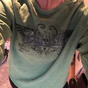 Sweatshirt🌿 - Så cool oversized sweatshirt i fin grön färg, den är i mer ”vävt” material än en vanlig tröja🌿