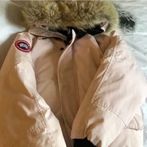 Canada goose jacka - Säljer min sååå himla fina ljus rosa canada goose jacka!! Passar perfekt nu till vintern!❤️ Den finnns inte på marknaden länge! Väldigt eftertraktad jacka och är i super bra skick!🥰 hör av dig om du vill ha fler bilder.✨