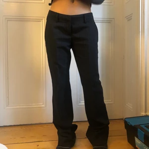 Lågmidjade kostymbyxor  - As fina lågmidjade kostymbyxor med tunna vita ränder på! (har en liten fläck vid ena fickan) Midjemått: 80cm innerbenslängden: 83cm KÖP DIREKT FÖR 200kr INKLUSIVE FRAKT 