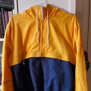 Snygg anorak från h&m - Säljer min brors anorak som han växt ur. Helt nytvättad och är inte trasig någonstans. Väldigt fin men används inte mer!