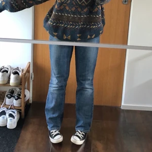 Low-waist jeans  - Säljer ett par jätte fin lågmidjade jeans. Dom är k bra skick och snygg modell men min kropp passade dom inte riktigt. Köpte second hand🥰