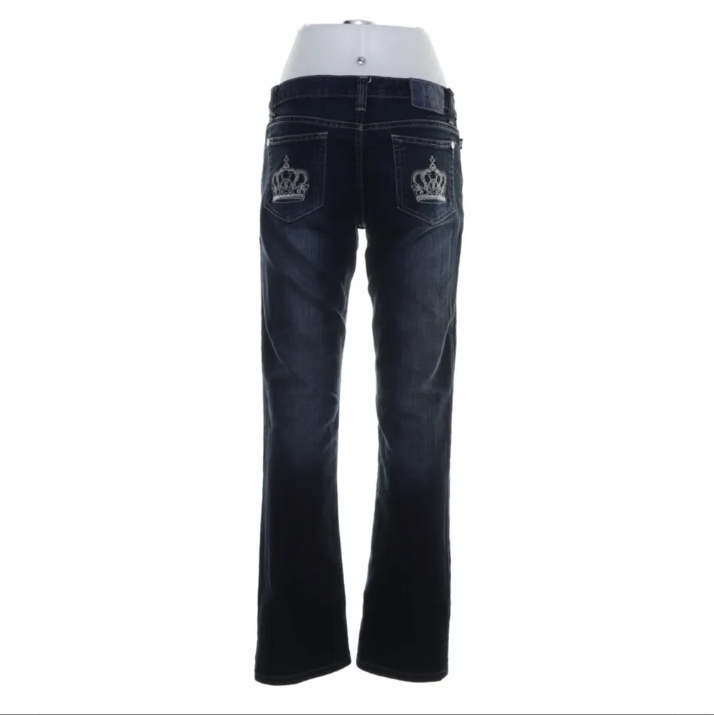 Säljer mina Victoria Beckham jeans i storlek W31 (midjemått 80 cm). Köpta på Sellpy, men säljer vidare då de var lite för stora för mig ❣️. Jeans & Byxor.