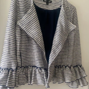 Jacka med volang  - Jätte fin jacka med volanger och fint mönster!🥰✨helt oanvänd💙💜💙💜storlek S, köpt i en butik i new york