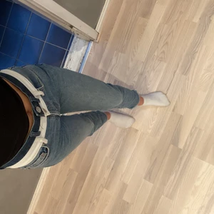 BikBok storlek XS - Ett par riktigt snygga högmidjade jeans som är köpta ifrån BikBok för några år sedan, har använt några gånger men är fortfarande i  riktigt bra skick.☺️ 150kr+frakt. Skriv vid intresse eller frågor!!❤️💖
