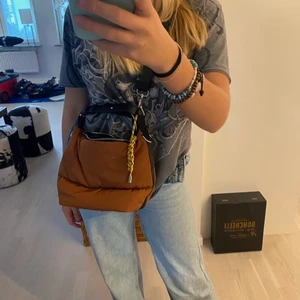 Puffer Väska - ”Puffer väska” Slutsåld från Mango 🥭,köpt förra årers vinter kollektion. Skriv privat om du har mer frågor!