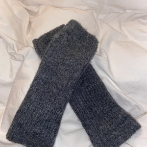 Handledsvärmare - Gråa stickade handledsvärmare från zara, supersköna och varma🤍  