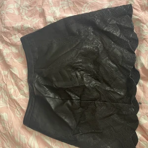 Ny skinnkjol bikbok S - Aldrig använd 