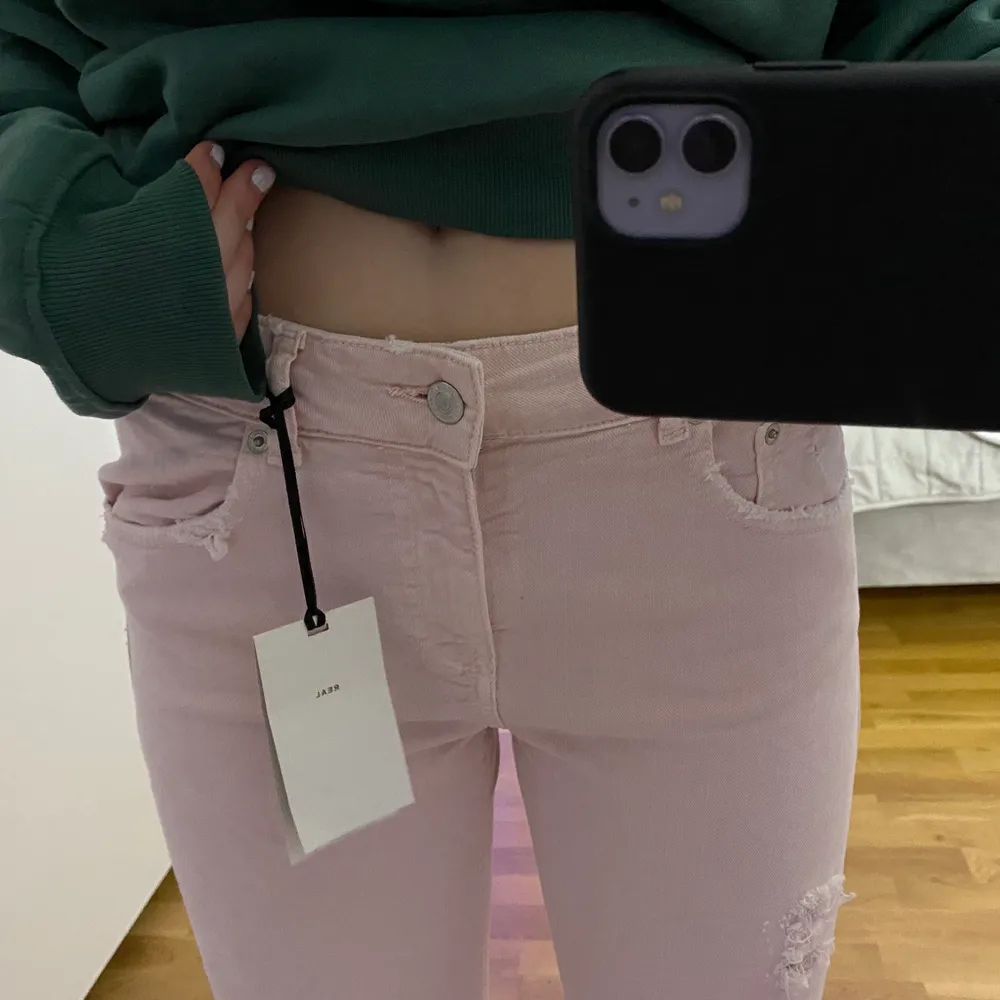 Rikigt coola och helt oanvända jeans med prislappen kvar från zara. Modellen the slim boyfriend. Tyrärr aldrig använda då de inte ör min stil. Storlek 38. För korta för mig som är 175cm. Köpta för 399. Köp för 60kr+ frakt. Jeans & Byxor.